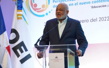 Ministro de Educación revela que más de 200 mil personas cursan estudios en centros de educación para adultos