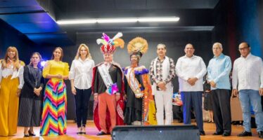 Ministra de Cultura corona a Cuquín Victoria y Marily Gallardo como rey y reina del Desfile Nacional de Carnaval 2022