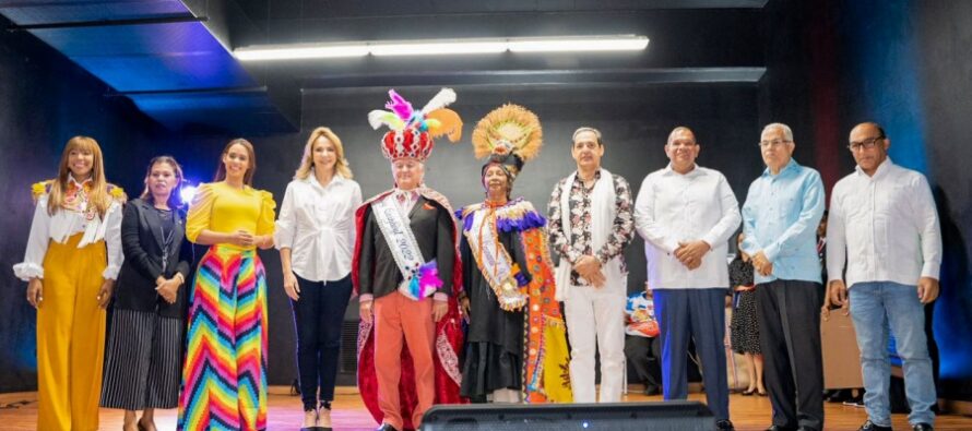 Ministra de Cultura corona a Cuquín Victoria y Marily Gallardo como rey y reina del Desfile Nacional de Carnaval 2022