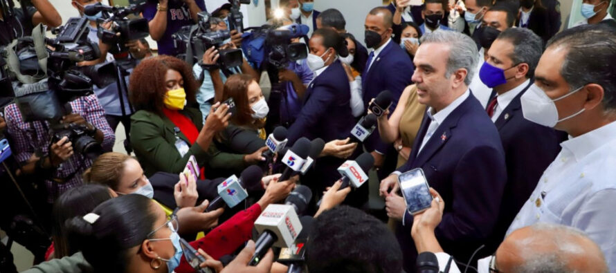 Presidente Abinader felicita a los periodistas dominicanos en su día