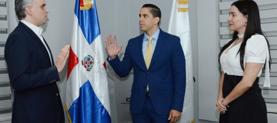 Ministro de Trabajo juramenta Gerente General del CNSS