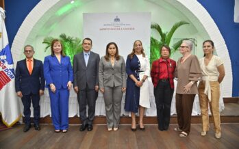 El Ministerio de la Mujer y el INPOSDOM lanzan la emisión postal dedicada a Abigail Mejía
