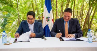 UCE y la empresa Salud Bucal del Grupo Read, firman convenio interinstitucional