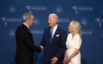 Presidentes Luis Abinader y Joe Biden intercambian saludo en la inauguración de la Cumbre de las Américas