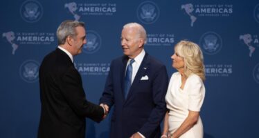 Presidentes Luis Abinader y Joe Biden intercambian saludo en la inauguración de la Cumbre de las Américas