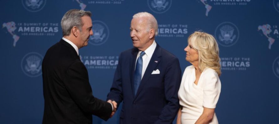 Presidentes Luis Abinader y Joe Biden intercambian saludo en la inauguración de la Cumbre de las Américas