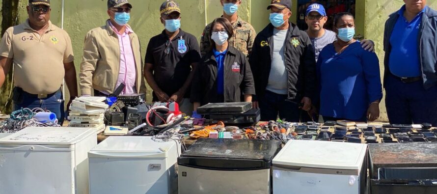 Autoridades ocupan objetos prohibidos en la cárcel de Santiago Rodríguez