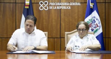 Germán Brito firma convenio que traspasa al Ministerio de la Vivienda la construcción de centros carcelarios