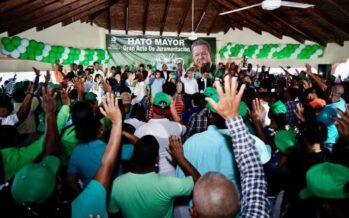 Leonel Fernández juramenta en Fuerza del Pueblo a nuevos militantes de Hato Mayor