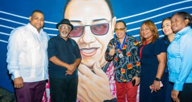 Ayuntamiento de SPM inaugura mural del «Músico Petromacorisano»