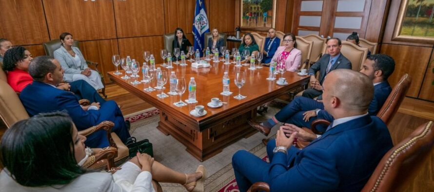 Procuradora Army Ferreira recibe visita de abogados dominicanos radicados en Estados Unidos