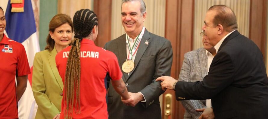 Reciben en el Palacio Nacional a las Reinas del Caribe tras su triunfo en la Copa Panamericana