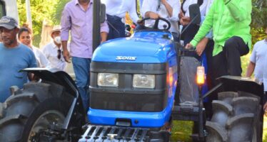 FEDA entrega tractores a ganaderos de El Seibo
