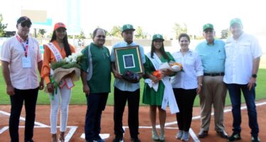 Estrellas Orientales reconocen a Leonidas Henríquez