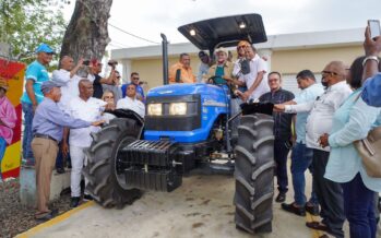 FEDA entrega tractor a productores de tabaco de Mata Palacio, Hato Mayor