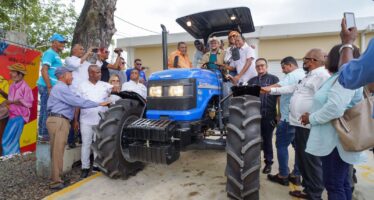 FEDA entrega tractor a productores de tabaco de Mata Palacio, Hato Mayor