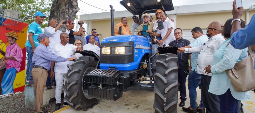 FEDA entrega tractor a productores de tabaco de Mata Palacio, Hato Mayor