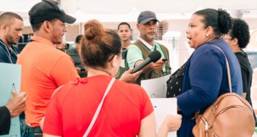 Protestan por medidas impuestas a Julia Benoit y empleado vinculados en caso de droga en Aeropuerto de Punta Cana