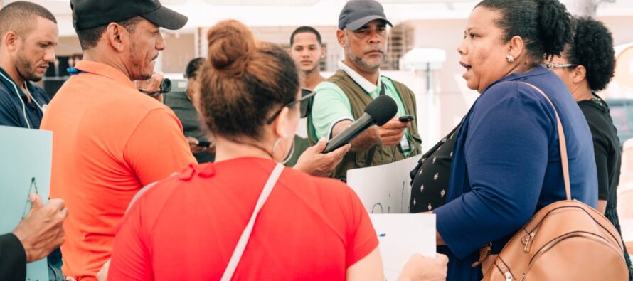 Protestan por medidas impuestas a Julia Benoit y empleado vinculados en caso de droga en Aeropuerto de Punta Cana