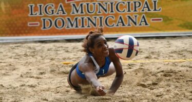 Parejas de RD, EE. UU., Canadá y PR avanzan a cuarto de finales en tour de voleibol de playa en Hato Mayor