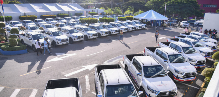 Entregan 67 camionetas al Ministerio de Salud para fortalecer sistema nacional de salud