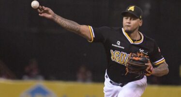 Águilas blanquean Gigantes: Tsunami, intratable y Pérez, grand slam