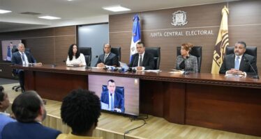 Pleno de la JCE y organizaciones políticas firman compromiso por la integridad electoral