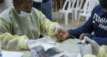 Dan inicio a programa de detección de VIH y COVID-19 en La Victoria y Najayo