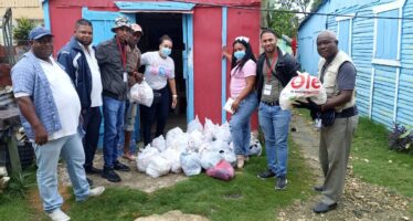 Bávaro Magazine y Transporte Monumental entregan donaciones en Verón, Friusa, Higüey y La Otra Banda