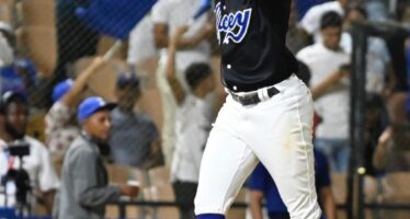 Mauricio empuja tres con jonrón y sencillo, Licey derrota a las Estrellas