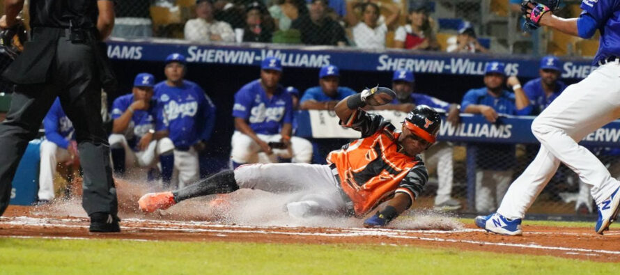 Navarro y Valdés guían triunfo Toros sobre el Licey