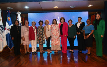 Ministerio de la Mujer destaca trayectoria de mujeres meritorias en libros y documentales