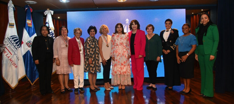 Ministerio de la Mujer destaca trayectoria de mujeres meritorias en libros y documentales