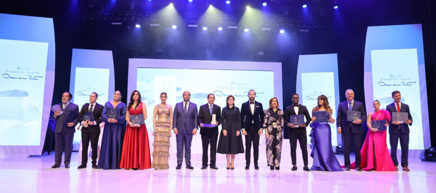 MIREX entrega cuarta edición Premio al Emigrante Dominicano Sr. Oscar de la Renta