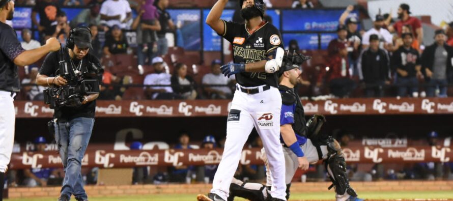 Con jonrón de Navarro Gigantes defienden su casa frente a Licey y ganan 4-2