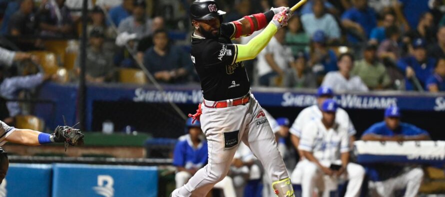 Urrutia y González dan triunfo a Gigantes sobre Licey 3-2