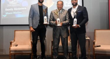 Sandy Alcántara recibe premio Juan Marichal