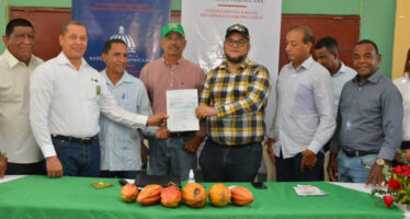 FEDA entrega RD 6,496,000 para construcción de viveros de cacao