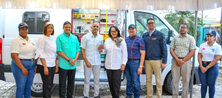 Gobierno entrega dos ambulancias y un autobús escolar en la provincia Hato Mayor