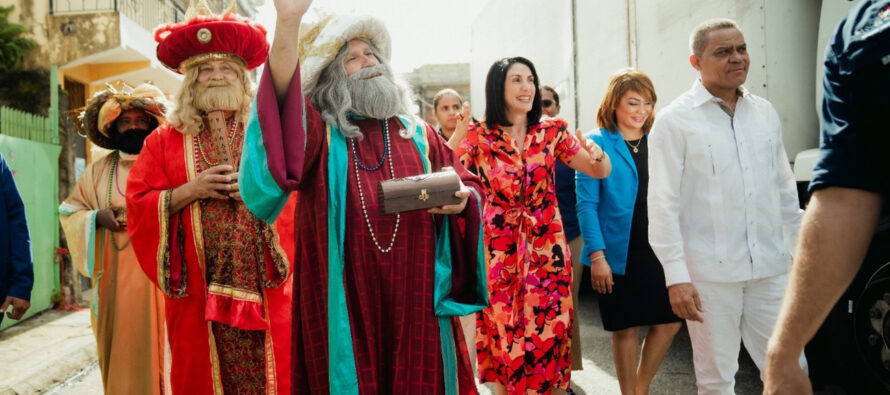 <strong>Primera dama celebra Día de los Reyes junto a niños y niñas del sector Las Cañitas</strong>