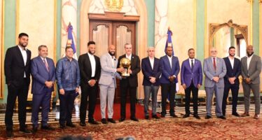 Presidente Abinader recibe a Tigres del Licey, campeones Nacionales y del Caribe