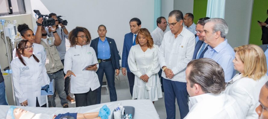 UCE inaugura centro de simulación de salud con la participación del presidente Luis Abinader