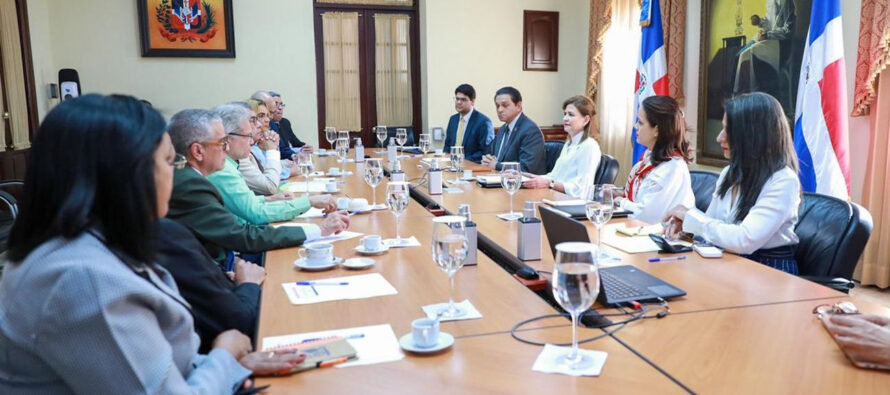 Gobierno y Colegio Médico Dominicano acuerdan extender la tregua y continuar el diálogo