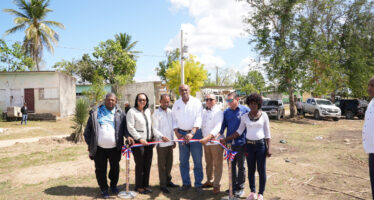 Gobierno lleva luz a 47 familias del Batey Don López en Hato Mayor