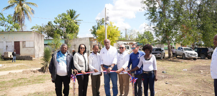 Gobierno lleva luz a 47 familias del Batey Don López en Hato Mayor