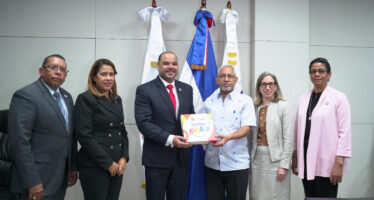 Ministerio de Educación y Defensor del Pueblo acuerdan reforzar enseñanza de la Constitución en las escuelas