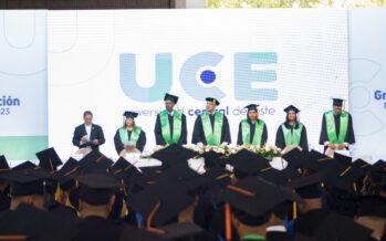 UCE entrega a la sociedad 316 nuevos profesionales de distintas carreras en su graduación número 142