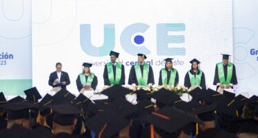 UCE entrega a la sociedad 316 nuevos profesionales de distintas carreras en su graduación número 142