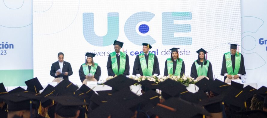 UCE entrega a la sociedad 316 nuevos profesionales de distintas carreras en su graduación número 142