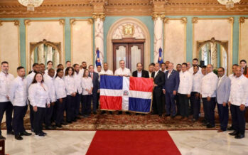 Presidente Abinader entrega bandera nacional a delegación que participará en los juegos Centroamericanos y del Caribe